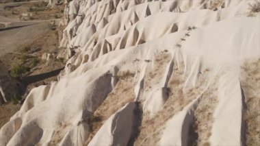 Bu video Türkiye 'nin Kapadokya kentinin 8K çözünürlükteki hava görüntüsünü gösteriyor.