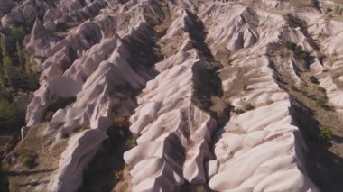 Bu video Türkiye 'nin Kapadokya kentinin 8K çözünürlükteki hava görüntüsünü gösteriyor.