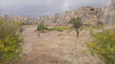 Bu video Türkiye 'nin Kapadokya kentinin 8K çözünürlükteki hava görüntüsünü gösteriyor.