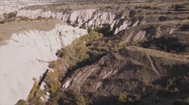 Bu video Türkiye 'nin Kapadokya kentinin 8K çözünürlükteki hava görüntüsünü gösteriyor.