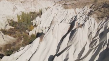 Bu video Türkiye 'nin Kapadokya kentinin 8K çözünürlükteki hava görüntüsünü gösteriyor.