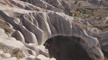 Bu video Türkiye 'nin Kapadokya kentinin 8K çözünürlükteki hava görüntüsünü gösteriyor.