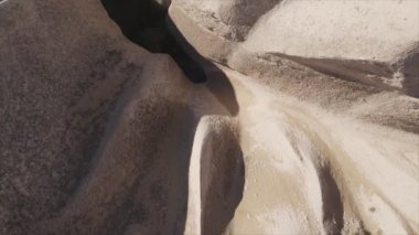 Bu video Türkiye 'nin Kapadokya kentinin 8K çözünürlükteki hava görüntüsünü gösteriyor.