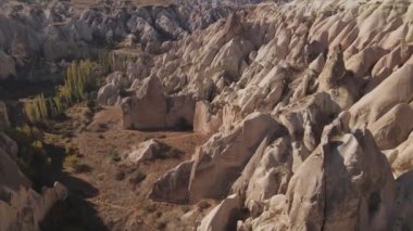 Bu video Türkiye 'nin Kapadokya kentinin 8K çözünürlükteki hava görüntüsünü gösteriyor.