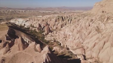 Bu video Türkiye 'nin Kapadokya kentinin 8K çözünürlükteki hava görüntüsünü gösteriyor.