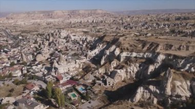 Bu video Türkiye 'nin Kapadokya kentinin 8K çözünürlükteki hava görüntüsünü gösteriyor.