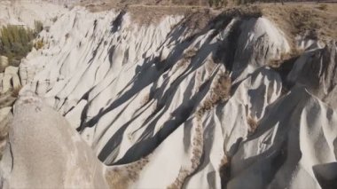 Bu video Türkiye 'nin Kapadokya kentinin 8K çözünürlükteki hava görüntüsünü gösteriyor.