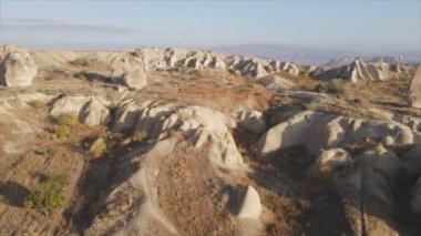 Bu video Türkiye 'nin Kapadokya kentinin 8K çözünürlükteki hava görüntüsünü gösteriyor.