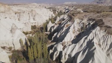 Bu video Türkiye 'nin Kapadokya kentinin 8K çözünürlükteki hava görüntüsünü gösteriyor.