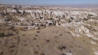 Bu video Türkiye 'nin Kapadokya kentinin 8K çözünürlükteki hava görüntüsünü gösteriyor.