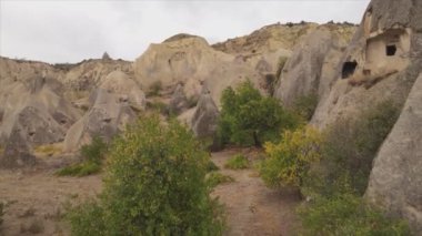 Bu video Türkiye 'nin Kapadokya kentinin 8K çözünürlükteki hava görüntüsünü gösteriyor.