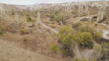 Bu video Türkiye 'nin Kapadokya kentinin 8K çözünürlükteki hava görüntüsünü gösteriyor.