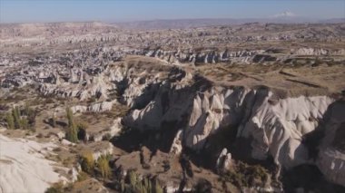 Bu video Türkiye 'nin Kapadokya kentinin 8K çözünürlükteki hava görüntüsünü gösteriyor.