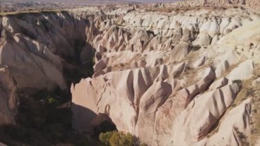Bu video Türkiye 'nin Kapadokya kentinin 8K çözünürlükteki hava görüntüsünü gösteriyor.