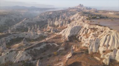 Bu video Türkiye 'nin Kapadokya kentinin 8K çözünürlükteki hava görüntüsünü gösteriyor.