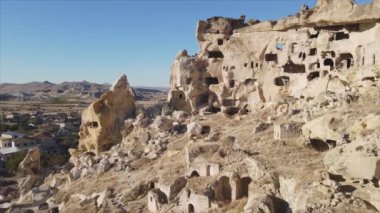 Bu video Türkiye 'nin Kapadokya kentinin 8K çözünürlükteki hava görüntüsünü gösteriyor.