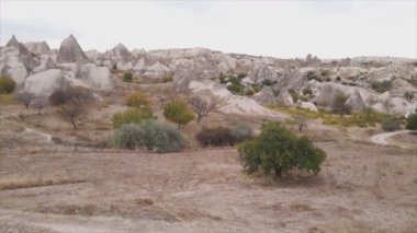 Bu video Türkiye 'nin Kapadokya kentinin 8K çözünürlükteki hava görüntüsünü gösteriyor.