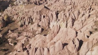 Bu video Türkiye 'nin Kapadokya kentinin 8K çözünürlükteki hava görüntüsünü gösteriyor.