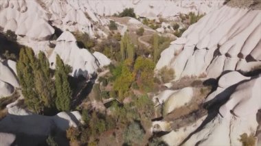 Bu video Türkiye 'nin Kapadokya kentinin 8K çözünürlükteki hava görüntüsünü gösteriyor.