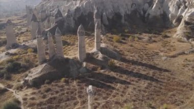 Bu video Türkiye 'nin Kapadokya kentinin 8K çözünürlükteki hava görüntüsünü gösteriyor.