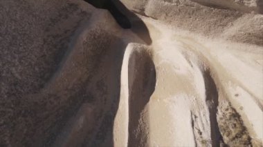 Bu video Türkiye 'nin Kapadokya kentinin 8K çözünürlükteki hava görüntüsünü gösteriyor.