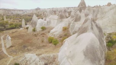 Bu video Türkiye 'nin Kapadokya kentinin 8K çözünürlükteki hava görüntüsünü gösteriyor.