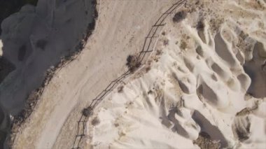 Bu video Türkiye 'nin Kapadokya kentinin 8K çözünürlükteki hava görüntüsünü gösteriyor.