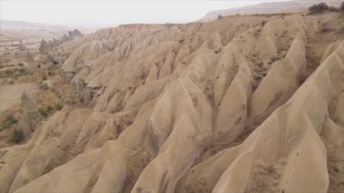 Bu video Türkiye 'nin Kapadokya kentinin 8K çözünürlükteki hava görüntüsünü gösteriyor.