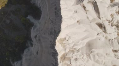 Bu video Türkiye 'nin Kapadokya kentinin 8K çözünürlükteki hava görüntüsünü gösteriyor.