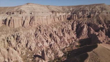 Bu video Türkiye 'nin Kapadokya kentinin 8K çözünürlükteki hava görüntüsünü gösteriyor.