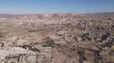 Bu video Türkiye 'nin Kapadokya kentinin 8K çözünürlükteki hava görüntüsünü gösteriyor.