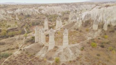 Bu video Türkiye 'nin Kapadokya kentinin 8K çözünürlükteki hava görüntüsünü gösteriyor.