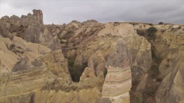 Bu video Türkiye 'nin Kapadokya kentinin 8K çözünürlükteki hava görüntüsünü gösteriyor.