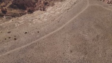 Bu video Türkiye 'nin Kapadokya kentinin 8K çözünürlükteki hava görüntüsünü gösteriyor.
