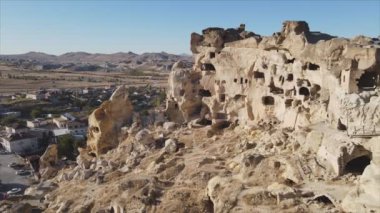 Bu video Türkiye 'nin Kapadokya kentinin 8K çözünürlükteki hava görüntüsünü gösteriyor.
