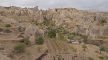 Bu video Türkiye 'nin Kapadokya kentinin 8K çözünürlükteki hava görüntüsünü gösteriyor.