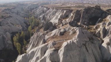 Bu video Türkiye 'nin Kapadokya kentinin 8K çözünürlükteki hava görüntüsünü gösteriyor.