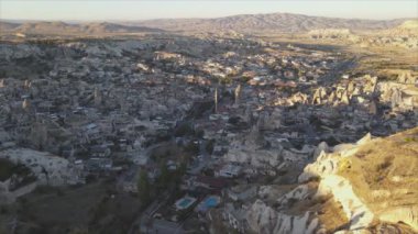 Bu video Türkiye 'nin Kapadokya kentinin 8K çözünürlükteki hava görüntüsünü gösteriyor.