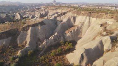 Bu video Türkiye 'nin Kapadokya kentinin 8K çözünürlükteki hava görüntüsünü gösteriyor.