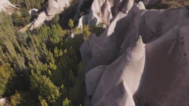 Bu video Türkiye 'nin Kapadokya kentinin 8K çözünürlükteki hava görüntüsünü gösteriyor.