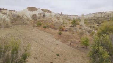 Bu video Türkiye 'nin Kapadokya kentinin 8K çözünürlükteki hava görüntüsünü gösteriyor.