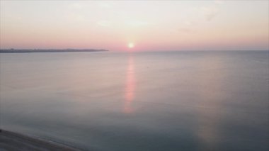 Bu stok videosu Türkiye 'nin Antalya kentindeki deniz üzerinde 8K çözünürlükte gün doğumunu gösteriyor.