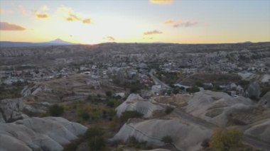 Bu stok videosu, 8 bin çözünürlükte Goreme, Kapadokya, Türkiye 'de güneşin doğuşunu gösteriyor.