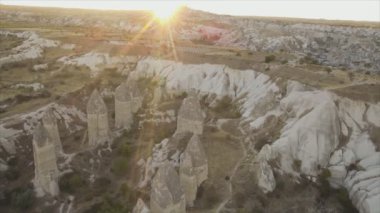 Bu stok videosu, 8 bin çözünürlükte Goreme, Kapadokya, Türkiye 'de güneşin doğuşunu gösteriyor.