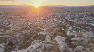 Bu stok videosu, 8 bin çözünürlükte Goreme, Kapadokya, Türkiye 'de güneşin doğuşunu gösteriyor.