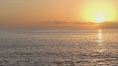 Bu stok görüntüler Türkiye 'de güneşin denizden geçişini 8K çözünürlükte gösteriyor