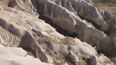 Bu video Türkiye 'nin Kapadokya kentinin 8K çözünürlükteki hava görüntüsünü gösteriyor.