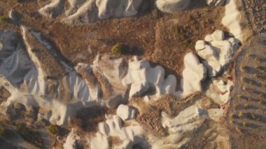 Bu video Türkiye 'nin Kapadokya kentinin 8K çözünürlükteki hava görüntüsünü gösteriyor.