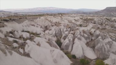 Bu video Türkiye 'nin Kapadokya kentinin 8K çözünürlükteki hava görüntüsünü gösteriyor.