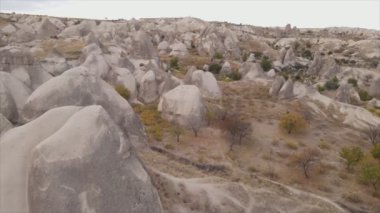 Bu video Türkiye 'nin Kapadokya kentinin 8K çözünürlükteki hava görüntüsünü gösteriyor.